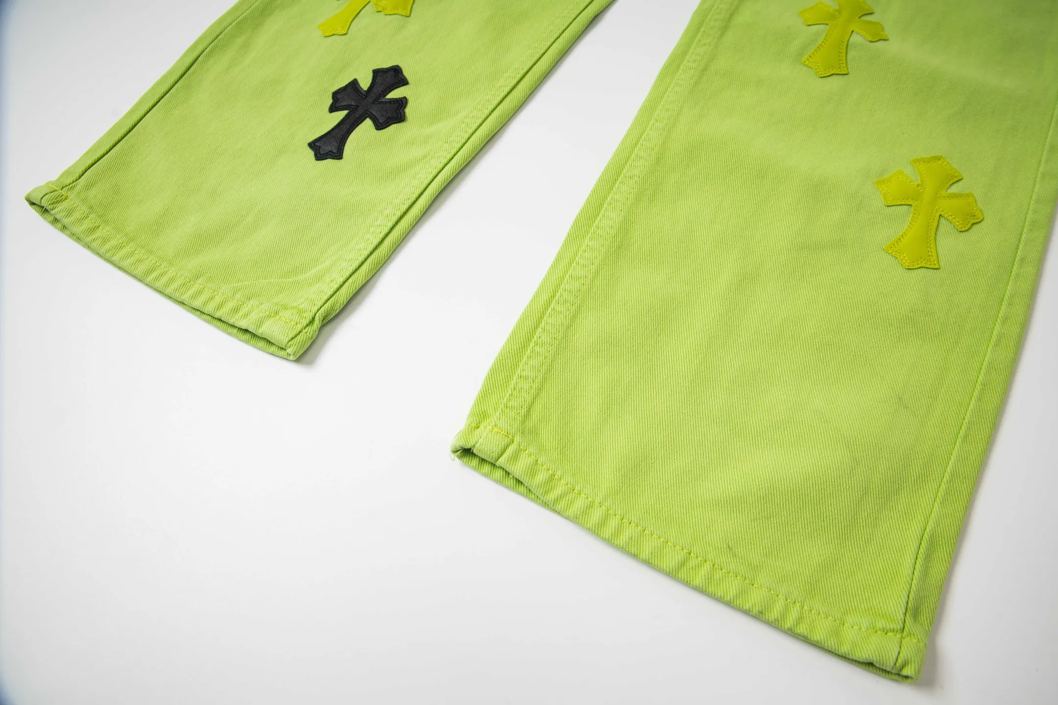 P250 Chrome Hearts dopamine green denim and black and yellow leather couple jeans are a hot trend this season and are sought after by countless celebrities and fashionistas. The neat details of the cutting process add color to the playful fashion! The neat and meticulous design, and the well-fitting structure is unique. The upper body not only has outstanding recognition, but also looks younger and younger. A style with the ultimate wearing meaning and performance, gorgeous color matching, and the craftsmanship of this style is also extremely extraordinary. After the finished product is washed, it is disassembled and hand-made with sheepskin cross leather and then spliced ​​together to complete. The whole piece has too many craftsmanship to describe. It is decorated with patchwork cross flowers and high-waisted washed jeans! ! Absolutely high-end luxury product, a god-level single product, a super popular product, made by top heavy industry, a magic weapon that cannot be missed to hit the streets. Style number: 1829# Size: 28 30 32 34 Color: green